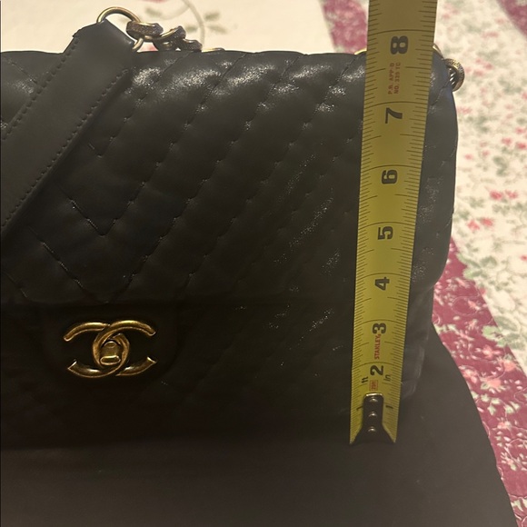 Chanel handbag like new only used a few times - Picture 15 of 16